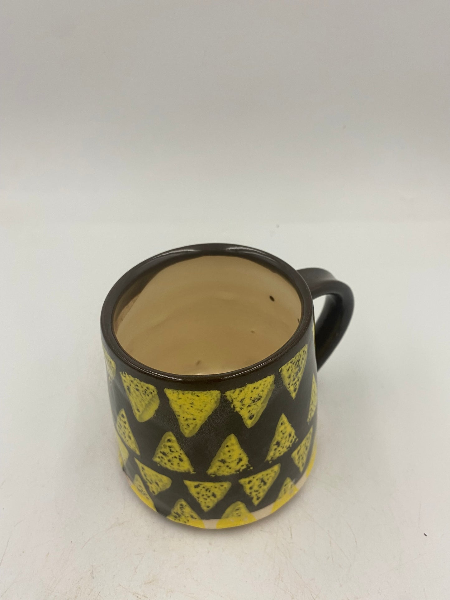 Mug Yellow triangles on black