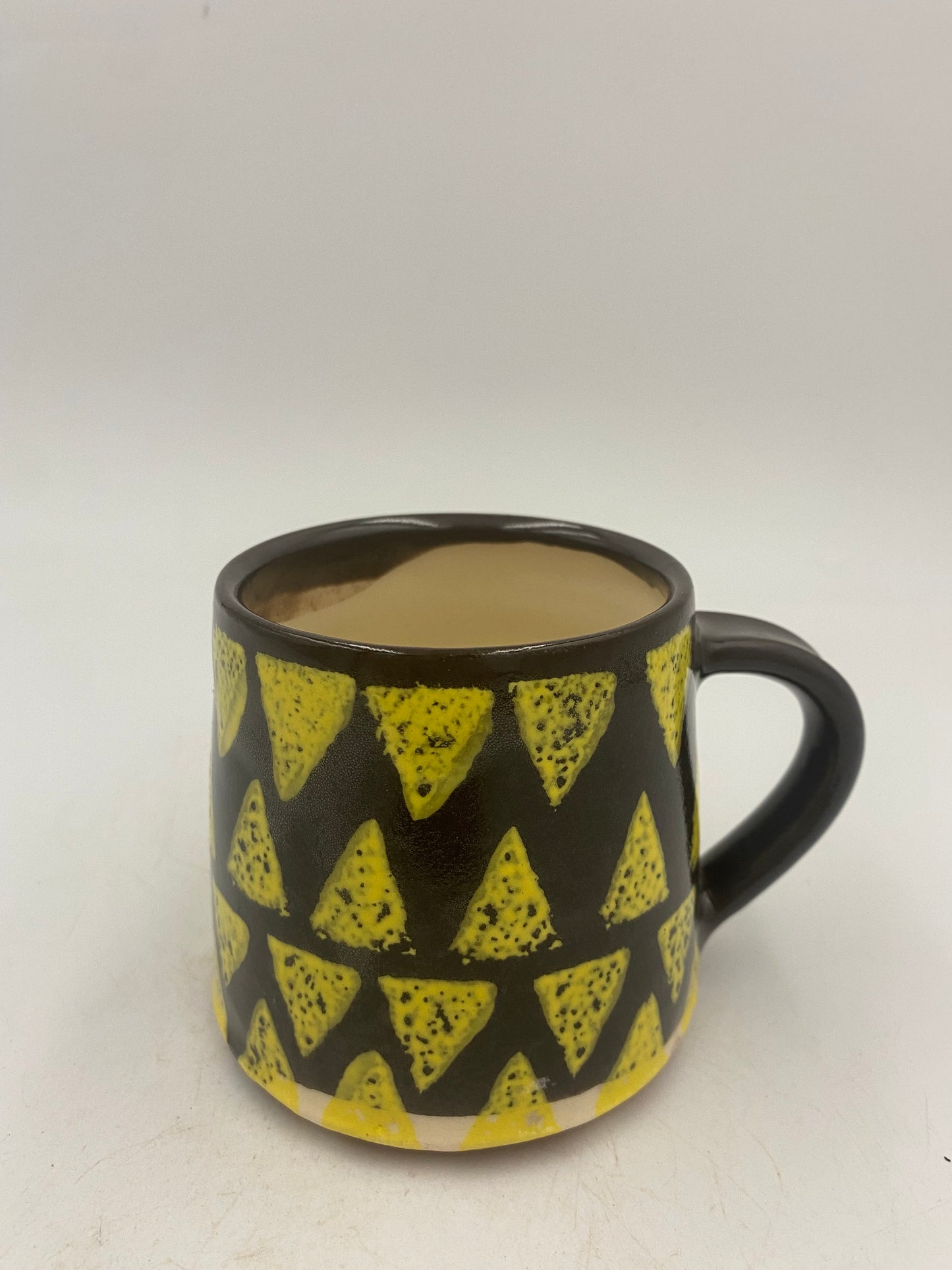 Mug Yellow triangles on black