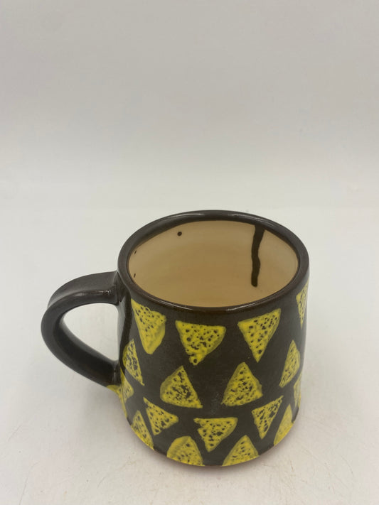 Mug Yellow triangles on black